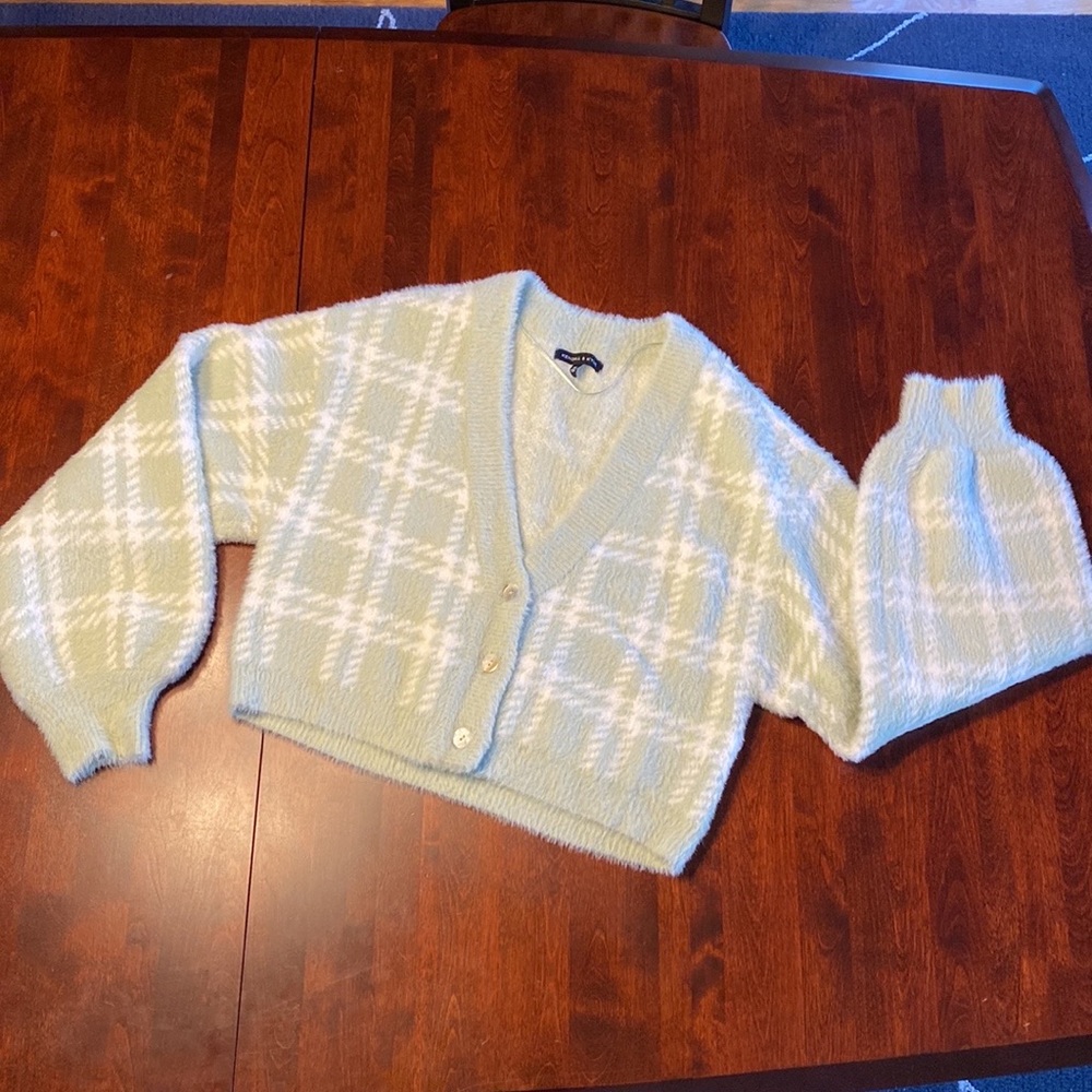 Kendall & Kylie V Neck Cardigan Sweater M